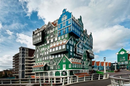 El hotel Amsterdam Zaandam, un alojamiento nada típico hecho de fachadas típicas holandesas