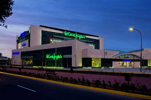 El Corte Inglés comienza a liquidar camisetas, sudaderas y más de la marca Mizuno desde 12 euros en su outlet