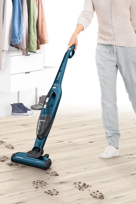 Por 99 euros tenemos el aspirador de tipo escoba Bosch BBH21830L Readyy’y 2-in-1 disponible en Amazon