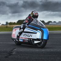 ¡Desvelada! Así luce la Voxan Wattman, una moto eléctrica con la que Max Biaggi pretende romper un récord de velocidad