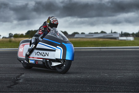 ¡Desvelada! Así luce la Voxan Wattman, una moto eléctrica con la que Max Biaggi pretende romper un récord de velocidad
