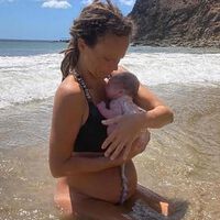 Una mujer dio a luz en la orilla del mar y sin asistencia médica: una ginecóloga nos explica por qué es muy peligroso