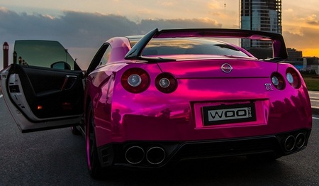 Nissan GT-R rosa