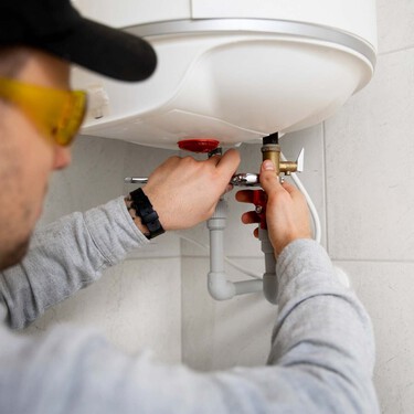 Este es el peor error que puedes cometer con un termo eléctrico en tu cocina: lo aprendí por las malas en mi propia casa