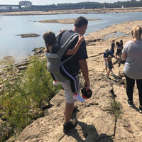 El lindo gesto de un profesor: llevar a la espalda a una alumna con espina bífida para que pudiera asistir a un paseo escolar