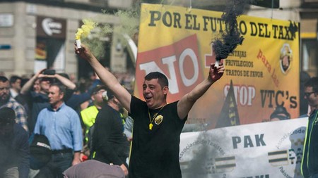 Lo de hoy en Madrid no es una huelga, es un cierre patronal del taxi contra la "competencia desleal de Uber y Cabify"