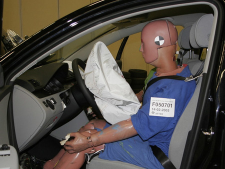 En cambio, el montante del parabrisas del VW Passat aguanta perfectamente la embestida sin doblarse.