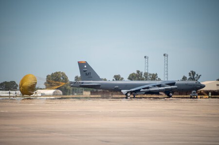 Un bombardero B-52 Stratofortress de la Fuerza Aérea de los Estados Unidos, perteneciente a la 5.ª Ala de Bombardeo, despliega un paracaídas de frenado para reducir la velocidad tras aterrizar en la Base Aérea de Morón, España, durante un despliegue de la Fuerza de Tarea de Bombarderos en Europa.