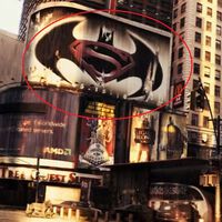 Si paras Soy Leyenda en el minuto 7:45 verás el cartel de una película de DC que no se estrenó hasta una década después