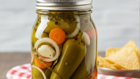 Cómo hacer 1 kilo de chiles en vinagre: quedan más ricos que los del super y se pueden disfrutar con todo