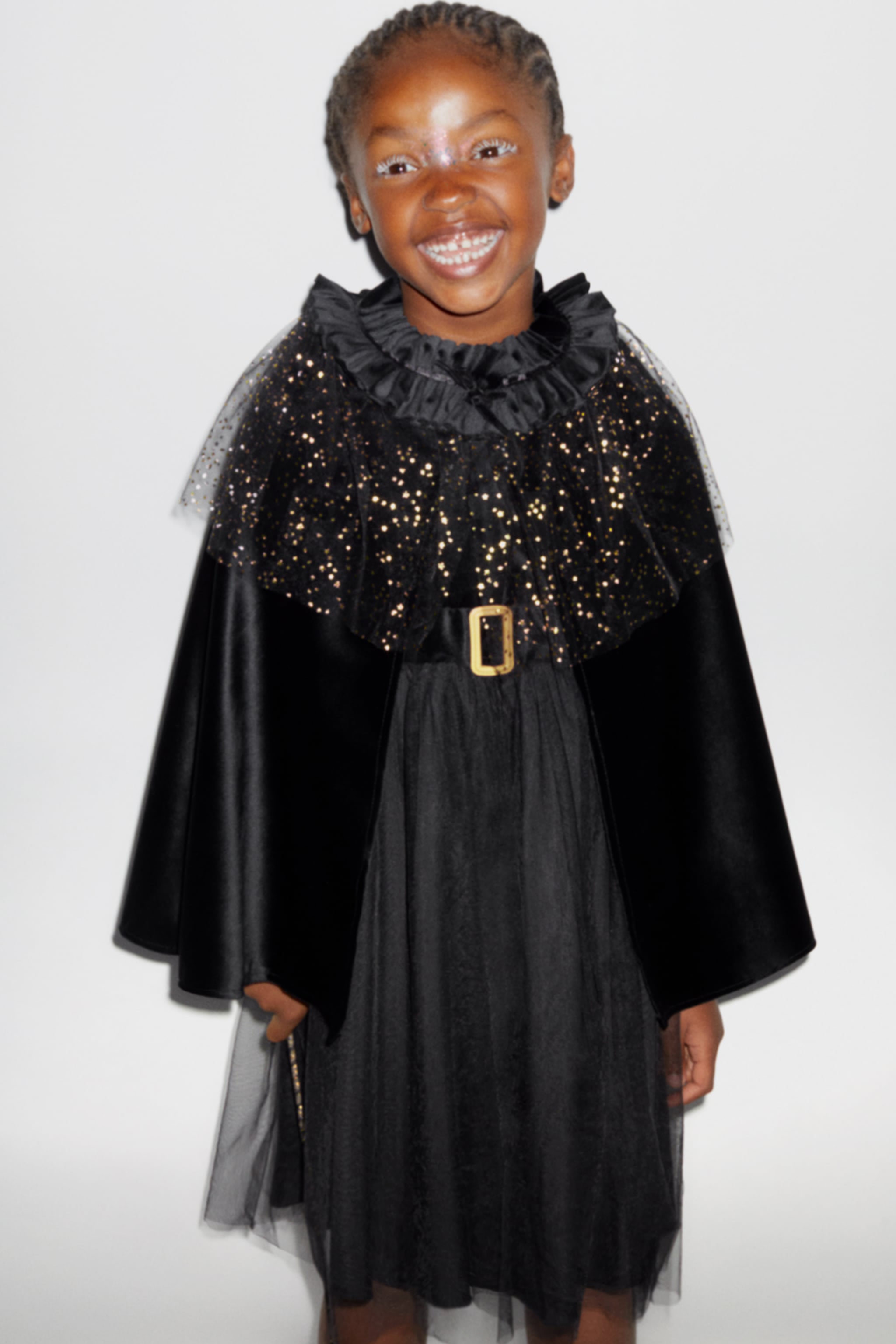 Disfraz de bruja con cuello babero de lentejuelas y sin mangas.