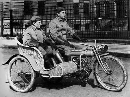 Una Yale American Motorcycle con sidecar de... mimbre