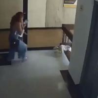 Una distracción al móvil puede costar muy caro: salva a su hija de caer al vacío en el último segundo