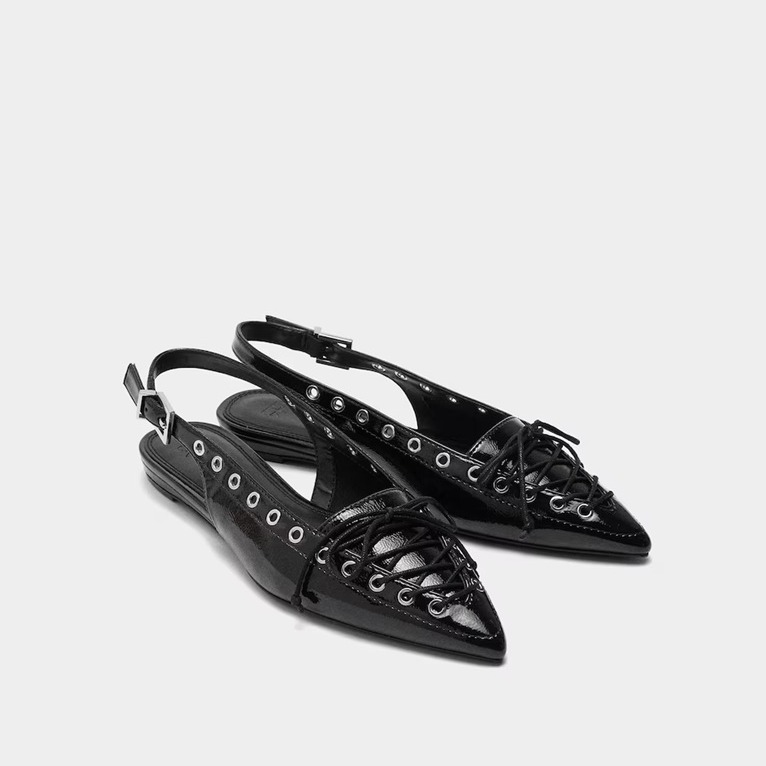 Bailarinas con diseño de corset y tachuelas de Parfois

