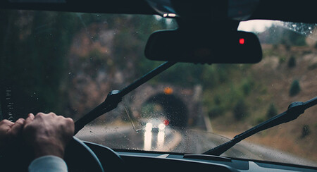 La DGT recuerda cómo debemos conducir con lluvia y qué hay que cuidar en nuestro coche para evitar sustos