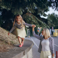 Los psicólogos coinciden: quienes jugaron en la calle hasta tarde no ven esa infancia como descuido, sino como un entrenamiento temprano 