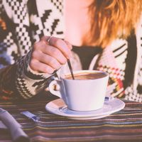 Consumir cafeína en el embarazo, incluso las cantidades que se consideran "seguras", afectaría el peso del bebé al nacer