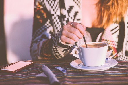 Consumir cafeína en el embarazo, incluso las cantidades que se consideran "seguras", afectaría el peso del bebé al nacer