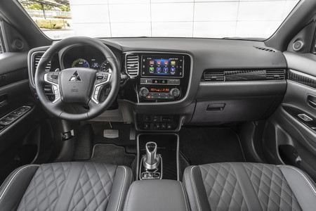 Mitsubishi Outlander PHEV 2019 interior