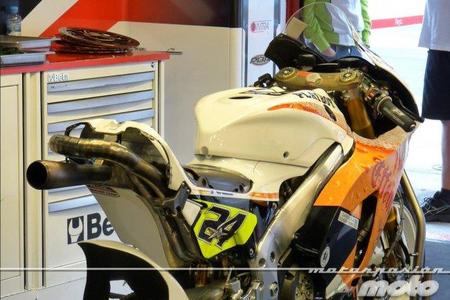 Moto Toni Elías en box LCR Honda