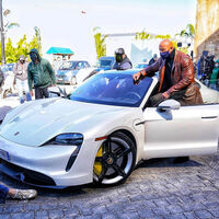 A Dwayne Johnson 'La Roca' le siguen quedando pequeños los deportivos: tampoco cabe en un Porsche Taycan