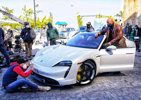 A Dwayne Johnson 'La Roca' le siguen quedando pequeños los deportivos: tampoco cabe en un Porsche Taycan