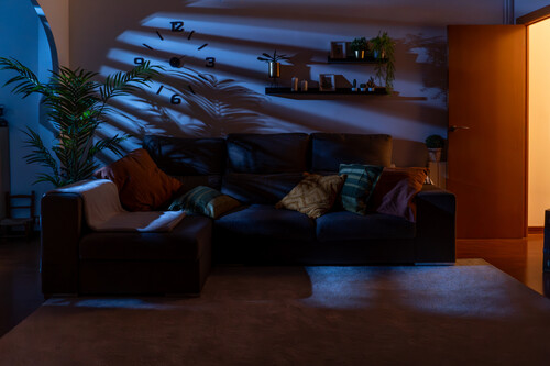 sala de casa com luz apagada. Créditos: banco de imagens