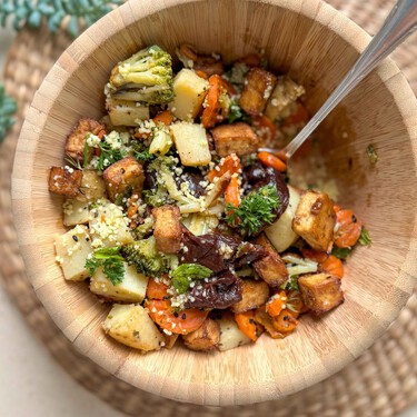 La mejor ensalada saciante y vegana para la cena la puedes hacer con sobras de tofu y lo que tengas por la nevera
