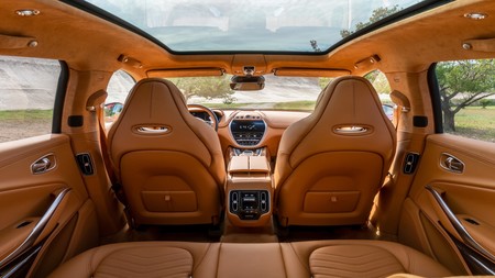 El Aston Martin DBX nos enseña el interior de su primer SUV a sólo unos días de presentarlo