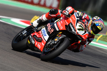 Chaz Davies golpea primero y se adjudica el mejor tiempo del viernes en SBK