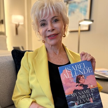 Una boda a los 76, un exilio y millones de libros vendidos. La vida de Isabel Allende es tan fascinante como su obra