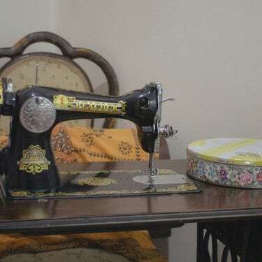 Si tienes una máquina de coser antigua, tienes un tocador único o una bonita mesa auxiliar: cómo reutilizar esta reliquia vintage 