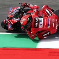 Pecco Bagnaia es el más rápido en Mugello y Marc Márquez se cae pero entra en la Q2 chupando rueda