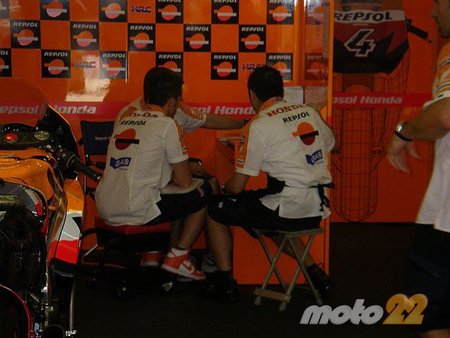 Equipo Repsol Honda Hrc trabajando