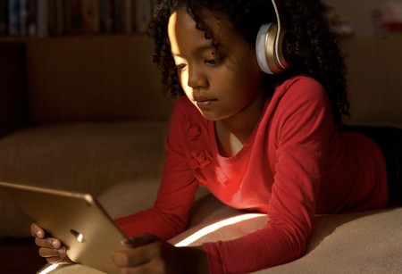 Apple lanza una sección en su web con trucos y consejos para familias y controles parentales