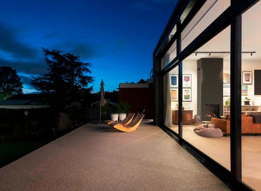 Esta sencilla casa cambia completamente de estilo al tener enormes