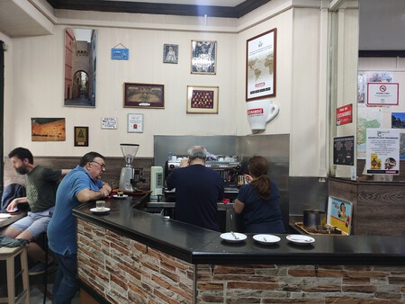 Tras una reciente reforma el Bar Brim ha perdido parte de su encanto, pero sigue siendo parada obligada.