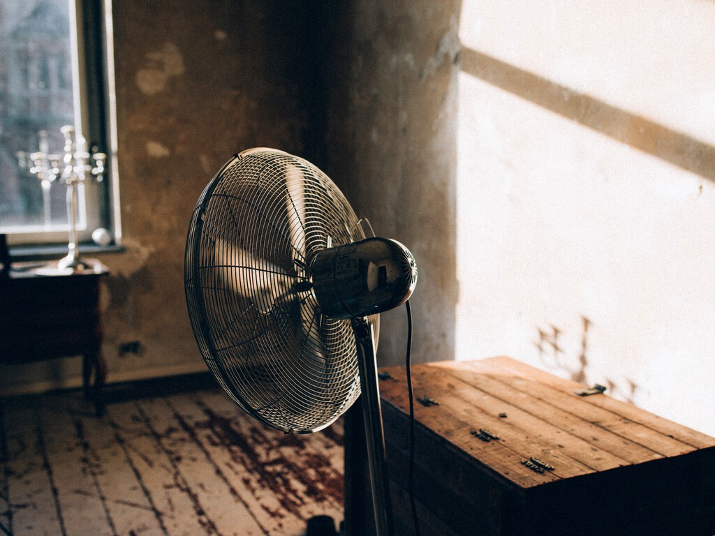 Dormir toda la noche con el ventilador encendido parece una gran idea. En realidad no lo es tanto