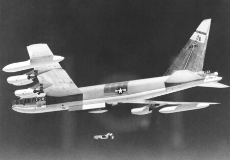 Boeing B 52d 40 Bw Sn 56 0695 In Flight Launching Quail Decoy 061127 F 1234s 011