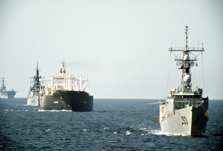 Uss Hawes Ffg 53 Uss William H Standley Cg 32 And Uss Guadalcanal Lph 7 Escort Tanker Gas King In The Persian Gullf On 21 October 1987