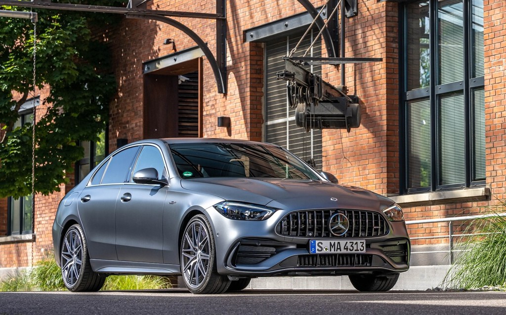 Los clientes de Mercedes y Volkswagen confirman una tendencia: cuanto más dinero, más recelan del coche eléctrico 