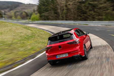 Volkswagen Golf Gti Edition 50 tomando la curva del Karussel en el Nurburgring.
