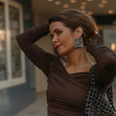 Este es el vestido fluido de H&M color castaña asada que las pijitas combinarán con botas con tacón todo el otoño 