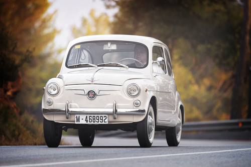 Desde un parto a bordo hasta superventas en Finlandia: desgranamos al SEAT 600 en 58 claves