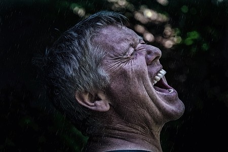 No importa el idioma que hables: si lo haces más alto, es más probable que contagies a los demás que tosiendo o estornudando