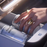 Xiaomi no solo mantiene mi función favorita del coche SU7, sino que la ha mejorado: ojo al 'frigorífico de a bordo' que enfría latas y calienta cafés