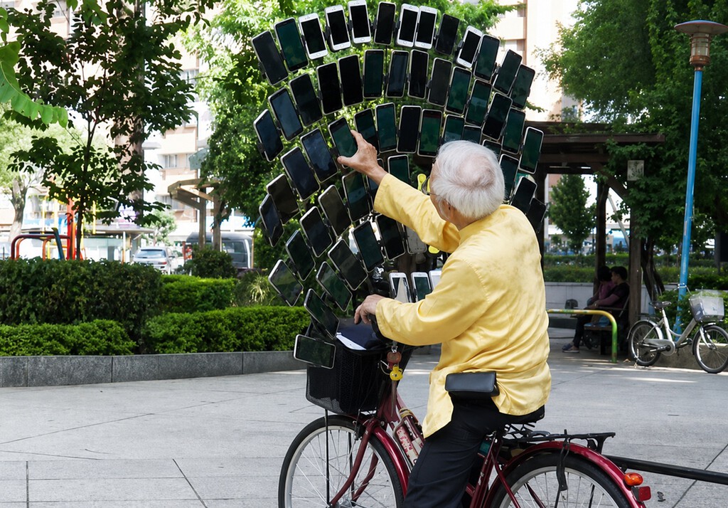 La historia del abuelo Pokémon que acopló más de 70 móviles a su bicicleta para hacerse con todos