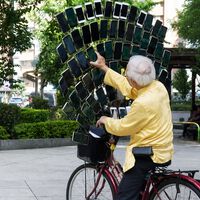 La historia del abuelo Pokémon que acopló más de 70 móviles a su bicicleta para hacerse con todos 