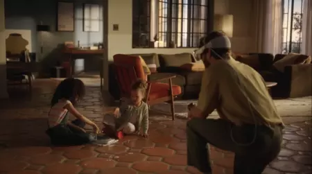 Padre sacando una foto de sus niños con las Vision Pro Padre sacando una foto de sus niños con las Vision Pro