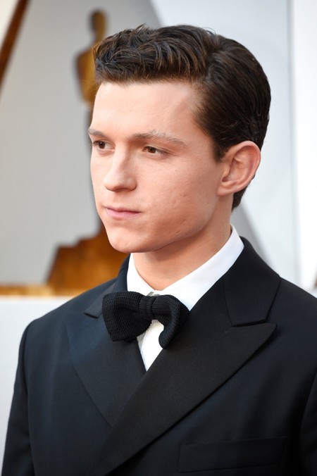 Tom Holland apuesta por un tuxedo en clave retro para su look en los premios Oscar